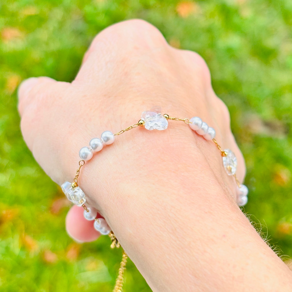 Bracelet Raffiné Perles Blanches et Papillons Cristal - Eclat des sens