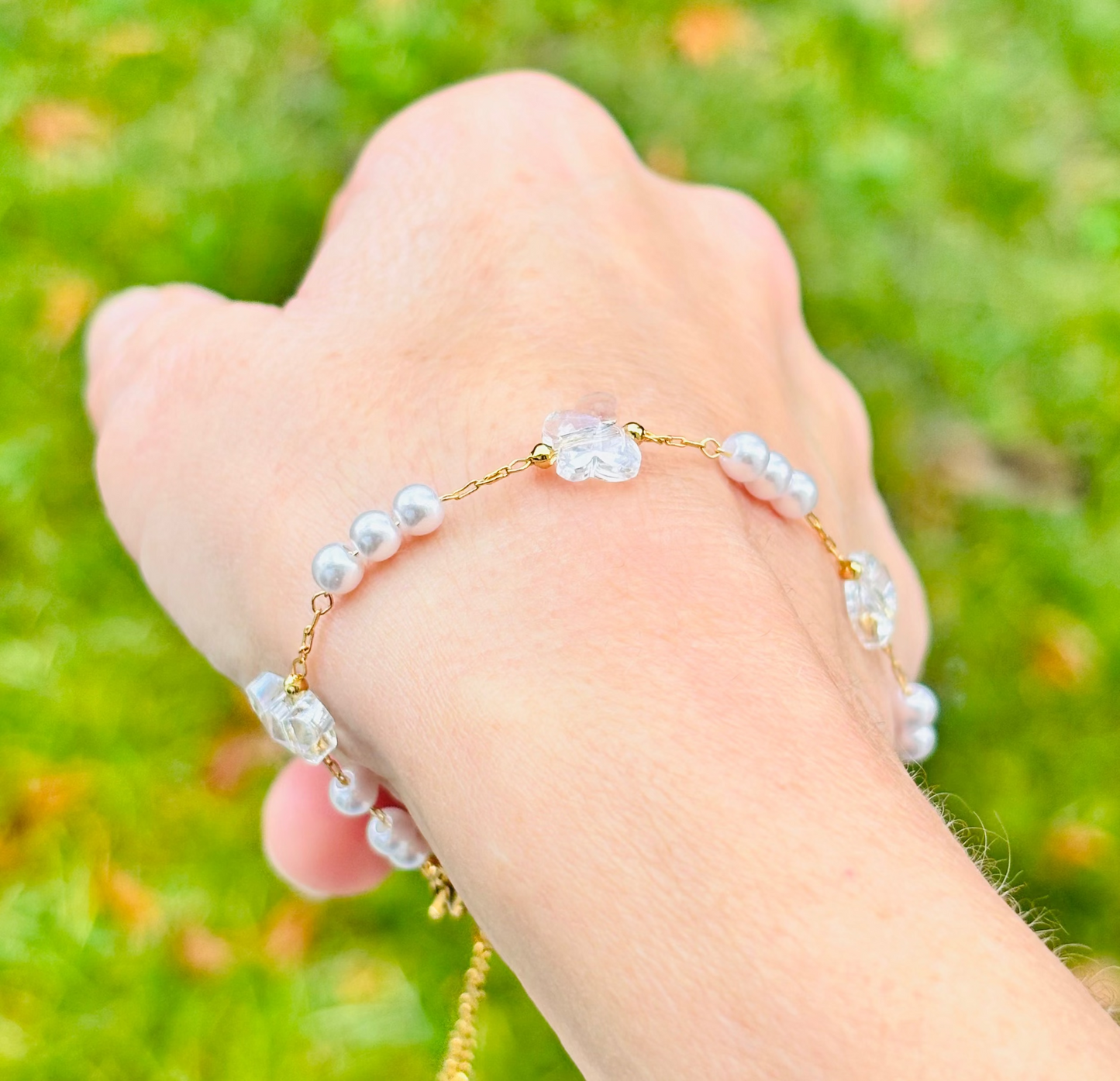 Bracelet Raffiné Perles Blanches et Papillons Cristal - Eclat des sens