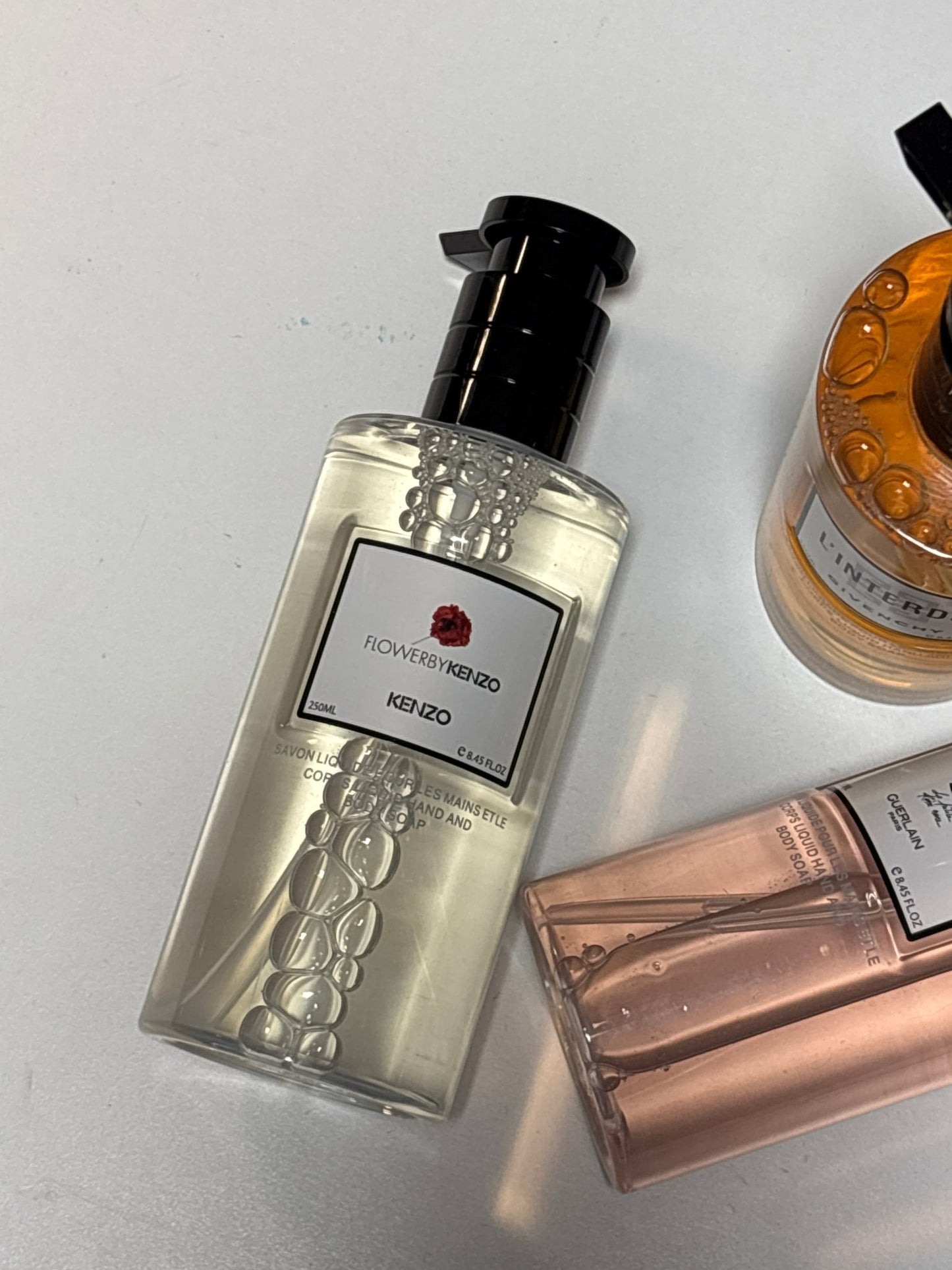 Gel Douche 250 ml  "Fleur par Kenzo"  Une fragrance florale dynamique, capturant l'essence d'un jardin vibrant avec des notes délicates de fleurs et d'agrumes. + Brume 150 ml corps et cheveux - Eclat des sens